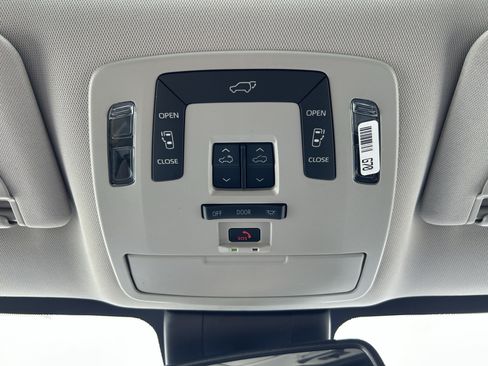 Certified 2025 Toyota Sienna XLE FWD image 39