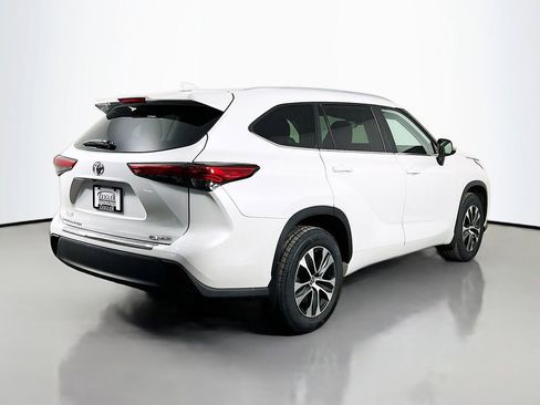 Used 2023 Toyota Highlander XLE AWD/4WD image 5