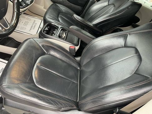 Used 2019 Chrysler Pacifica Touring-L FWD image 19