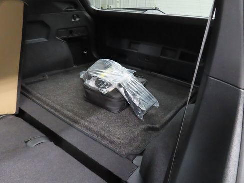 Used 2023 Volkswagen Tiguan SE R-Line image 16