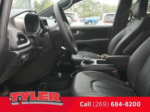 New 2026 Chrysler Pacifica Select image 37