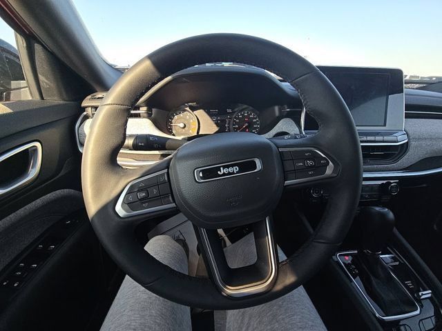 Used 2025 Jeep Compass Latitude w/ Sun & Sound Group AWD/4WD image 9