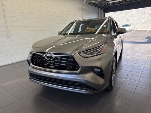 Certified 2025 Toyota Highlander Limited image 3