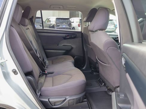 Used 2024 Toyota Highlander LE image 11