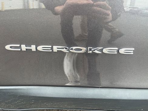 Used 2019 Jeep Cherokee Limited AWD/4WD image 16
