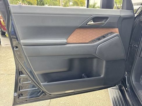 Used 2024 Lexus GX 550 w/ Accessory Package (2T) AWD/4WD image 13