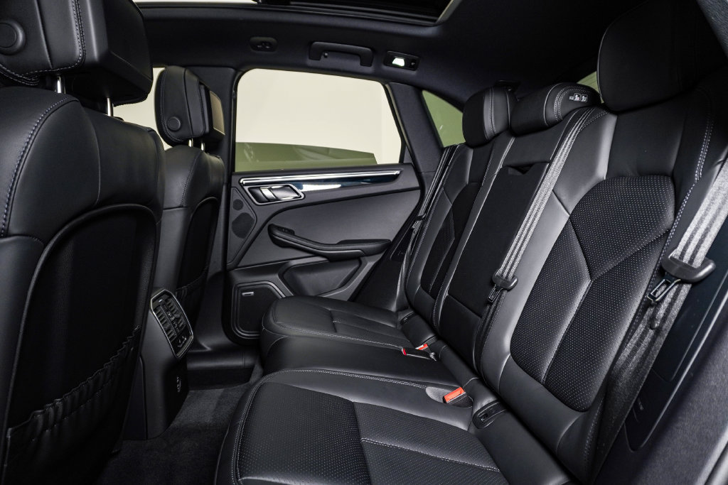 Certified 2026 Porsche Macan AWD/4WD image 17