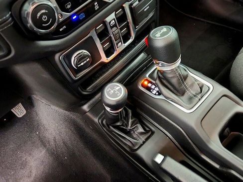 Used 2025 Jeep Wrangler Unlimited Sahara w/ Safety Group image 15