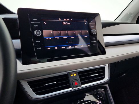 Used 2025 Volkswagen Taos SE FWD image 18