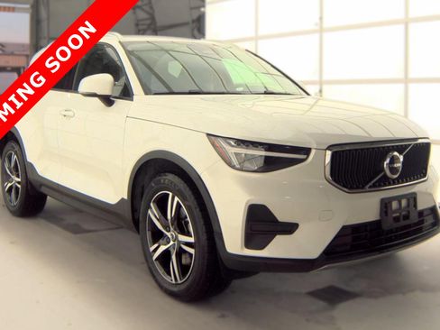 Used 2023 Volvo XC40 B5 Core AWD/4WD image 3