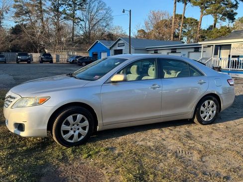 Used 2010 Toyota Camry LE image 5
