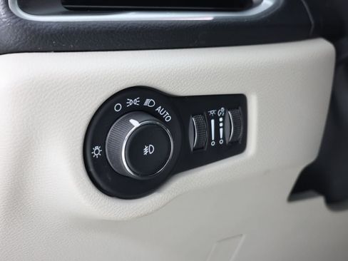 Used 2024 Chrysler Pacifica Limited FWD image 25