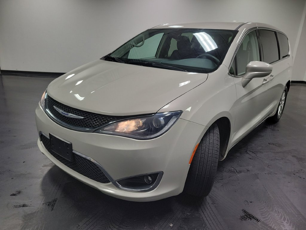 Used 2020 Chrysler Pacifica Touring FWD image 5