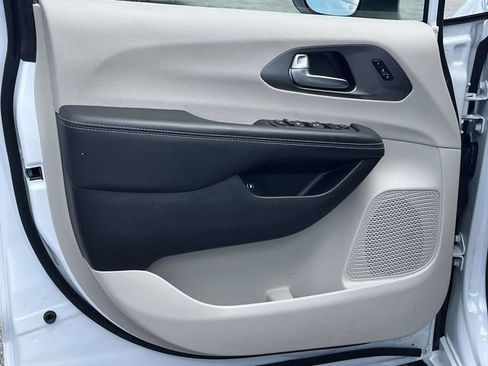 Used 2023 Chrysler Pacifica Touring-L FWD image 14