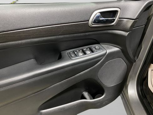 Used 2017 Jeep Grand Cherokee Altitude image 9