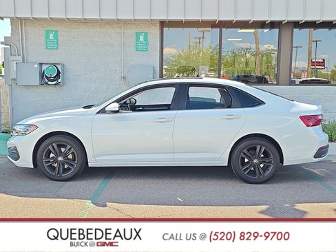 Used 2024 Volkswagen Jetta SE w/ Panoramic Sunroof Package FWD image 4