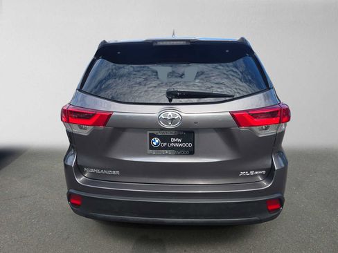 Used 2019 Toyota Highlander XLE AWD/4WD image 4