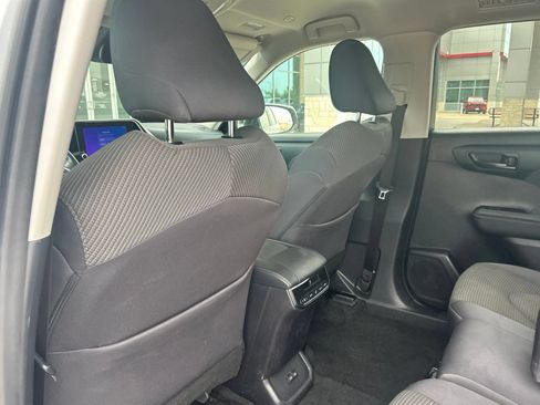 Used 2024 Toyota Highlander LE FWD image 17