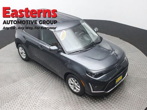 Used 2023 Kia Soul LX w/ LX Technology Package FWD image 3