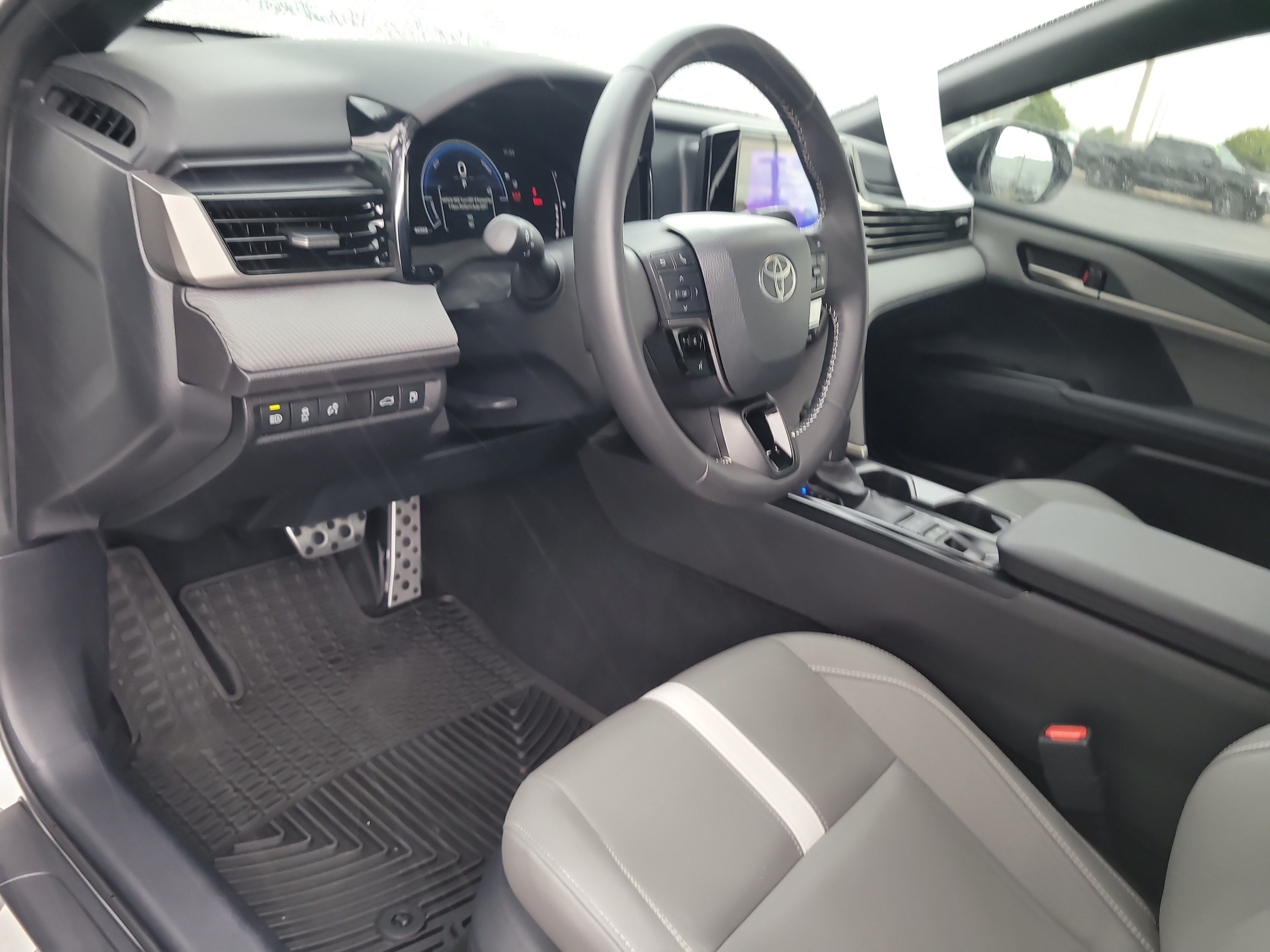 Used 2025 Toyota Camry SE FWD image 18