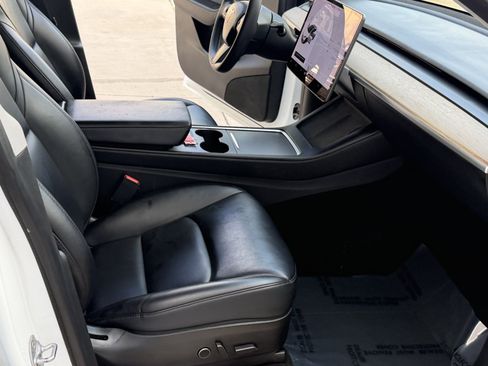 Used 2021 Tesla Model Y Long Range AWD/4WD image 32