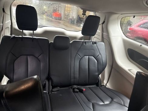 Used 2021 Chrysler Pacifica Touring-L image 14