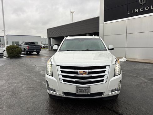 Used 2018 Cadillac Escalade Luxury image 2