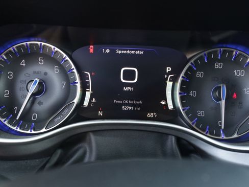 Used 2024 Chrysler Pacifica Touring-L image 22