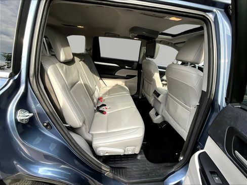 Used 2016 Toyota Highlander XLE FWD image 25