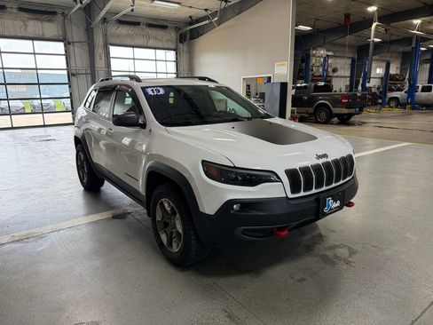 Used 2019 Jeep Cherokee Trailhawk w/ Cold Weather Group AWD/4WD image 4
