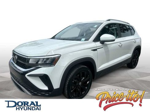 Used 2022 Volkswagen Taos SE w/ Panoramic Sunroof Package FWD image 1
