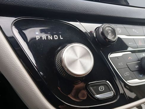 Used 2018 Chrysler Pacifica Touring-L image 11