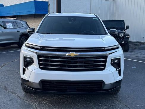 Used 2025 Chevrolet Traverse LT image 2
