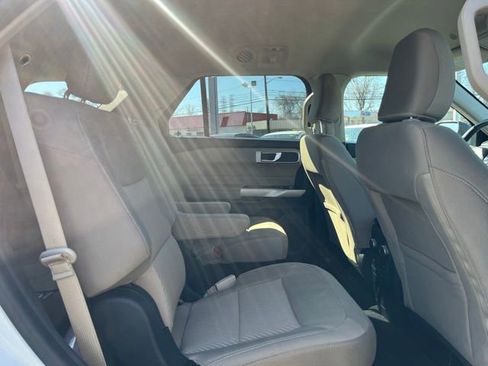 Used 2022 Ford Explorer XLT image 17