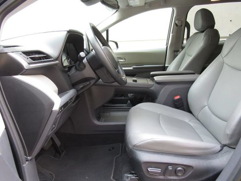 Used 2023 Toyota Sienna XLE w/ XLE Plus Package AWD/4WD image 11