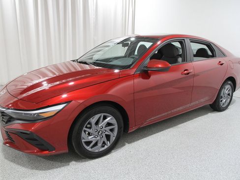 Used 2024 Hyundai Elantra SEL image 3