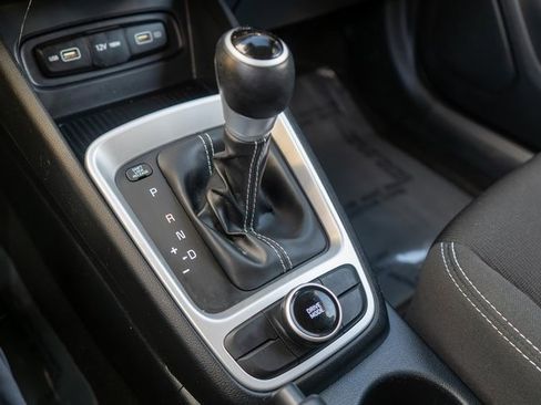 Used 2022 Hyundai Venue SEL image 32