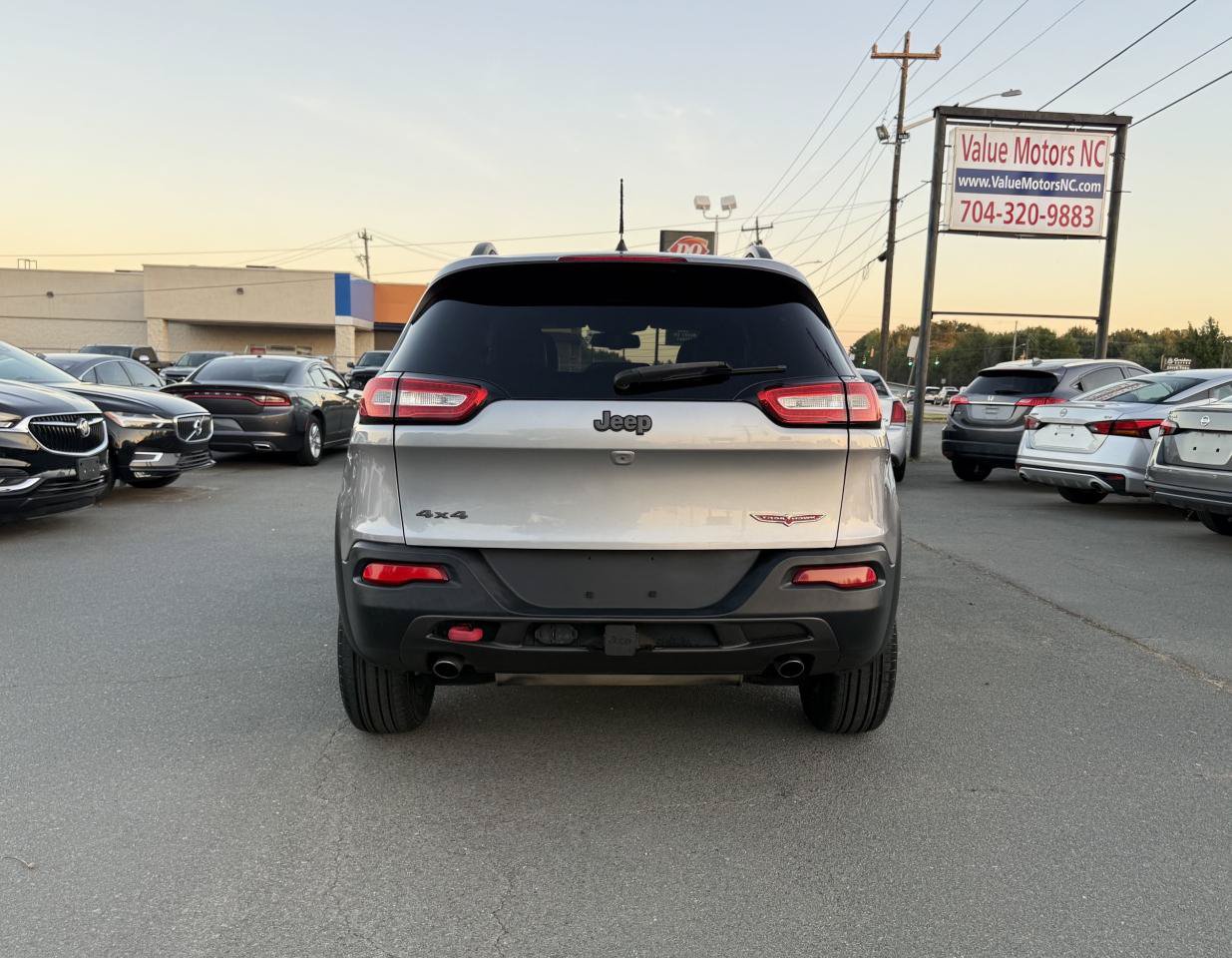 Used 2016 Jeep Cherokee Trailhawk w/ Comfort/Convenience Group AWD/4WD image 5