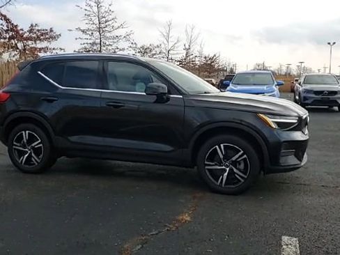 Used 2025 Volvo XC40 B5 Core image 3