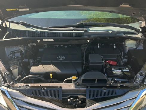 Used 2015 Toyota Sienna XLE w/ XLE Navigation Package AWD/4WD image 9