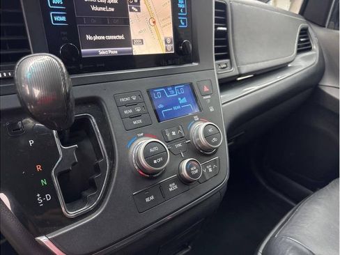 Used 2017 Toyota Sienna SE Premium FWD image 14
