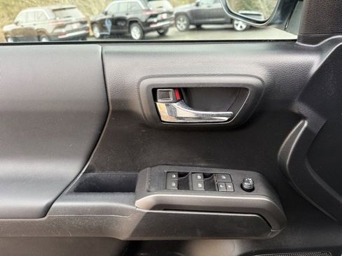 Used 2022 Toyota Tacoma TRD Off-Road image 15