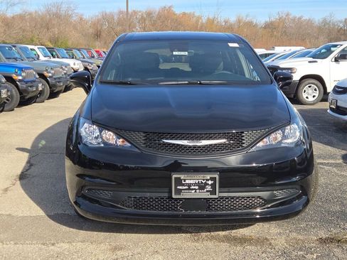 New 2026 Chrysler Voyager LX image 4