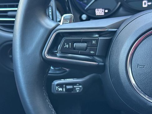 Used 2025 Porsche Macan AWD/4WD image 27