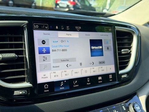 Used 2023 Chrysler Pacifica Touring-L FWD image 13