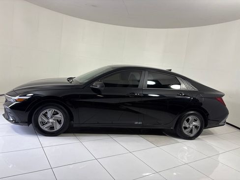 Used 2024 Hyundai Elantra SE FWD image 2