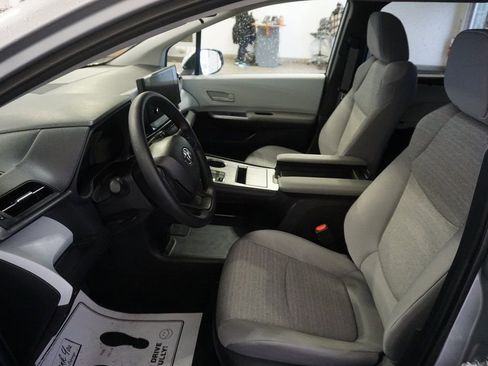 Used 2025 Toyota Sienna LE image 18