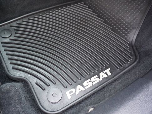 Used 2017 Volkswagen Passat 1.8T R-Line w/ R-Line Lighting Package image 23