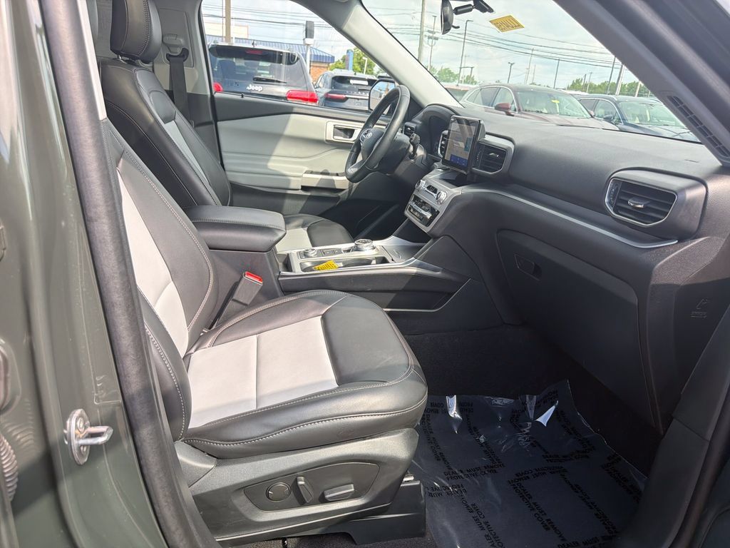 Used 2024 Ford Explorer XLT w/ Equipment Group 202A AWD/4WD image 15