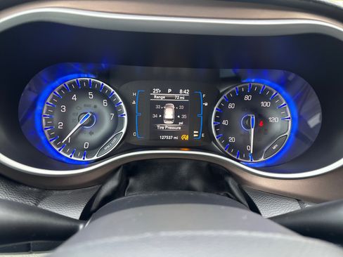 Used 2017 Chrysler Pacifica Touring-L image 13